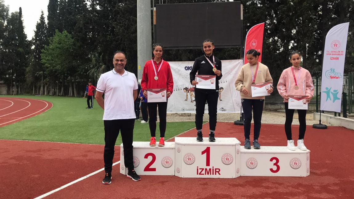 Öğrencimiz Sinem Yurt, A genç kızlar atletizm 3000 m yürüyüş de TÜRKİYE ŞAMPİYONU oldu.